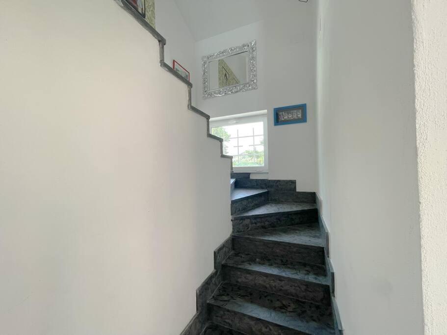 Elegante Appartamento 100 Mq Parcheggio - Wi Fi Savona Bagian luar foto